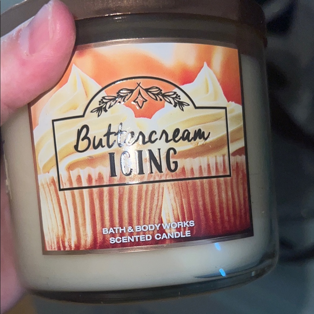 Discontinued Bath & Body Works Buttercream Icing Scented Candle - Cream